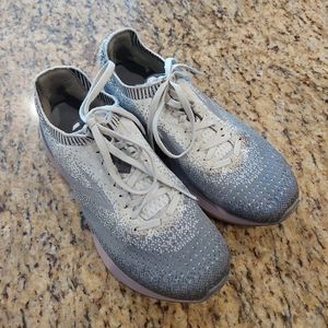 BROOKS LEVITATE 2  Women's Running Shoes Size 7 Gray 1202791B060 Medium
